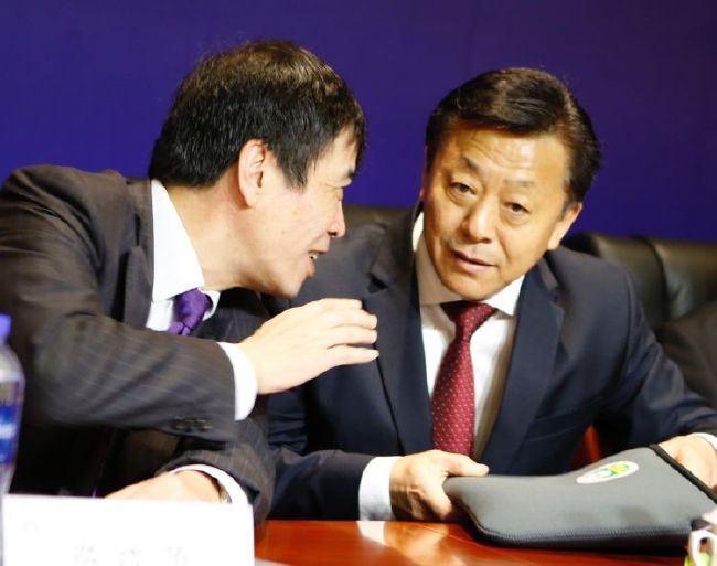 何英秀见叶辰已经决定要终止谈话，自知也无需再多纠结，于是便恭敬的说道：谨遵叶少爷安排。
